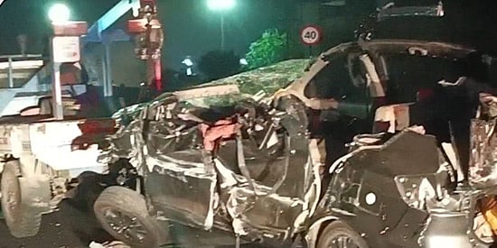 சாலையோரம் நின்று கொண்டிருந்த கண்டெய்னர் லாரி.. சட்டென்று மோதிய கார்.. இரவில் 5 பெண்களுக்கு நேர்ந்த சோகம்!