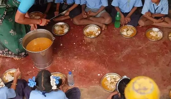 மாணவர்களுக்கு வழங்கிய கோழிக் கறியை சாப்பிட்ட ஆசிரியர்கள்:  வகுப்பறையில் வைத்துப் பூட்டிய பெற்றோர்!