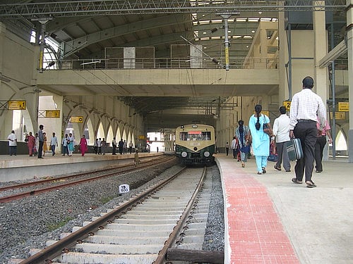 செல்போனை பறித்துக் கொண்டு ஓடிய நபர்.. ஹீரோவாக மாறிய  மாணவர் : சேப்பாக்கம் ரயில் நிலையத்தில் நடந்தது என்ன?