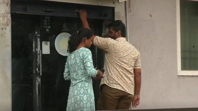 ரூ.200 கேட்டால் ரூ.500 கொடுத்த ATM..  வாடிக்கையாளர்களுக்கு பணத்தைத் தாராளமாக வழங்கியதால் பரபரப்பு!