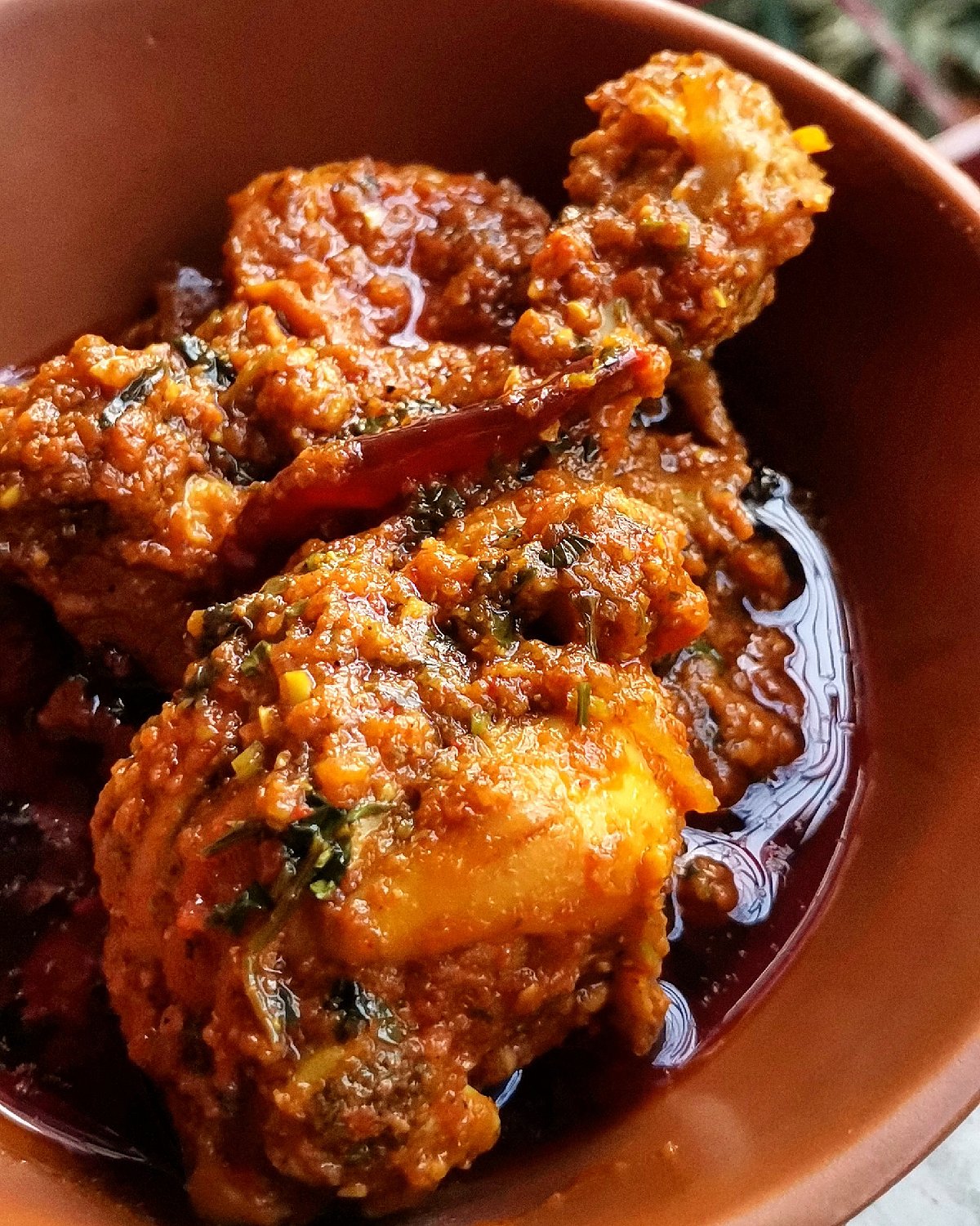 மாணவர்களுக்கு வழங்கிய கோழிக் கறியை சாப்பிட்ட ஆசிரியர்கள்: வகுப்பறையில் வைத்துப் பூட்டிய பெற்றோர்!