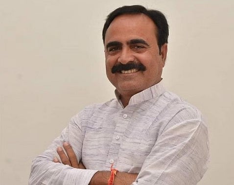 பொதுமக்கள் முன்பு திடீரென குர்தாவை கழற்றி உடலில் தண்ணீர் ஊற்றிக் கொண்ட BJP அமைச்சர்.. காரணம் என்ன?