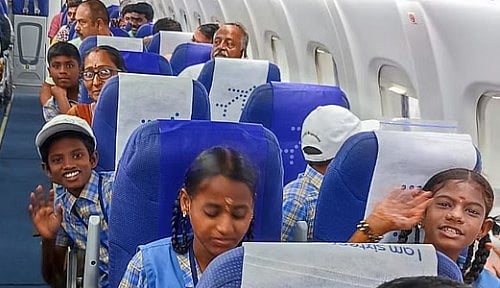 ஒருநாள் கூட லீவு போடாத 12 மாணவர்கள்.. தூத்துக்குடி to  சென்னைக்கு விமானம் மூலம் அழைத்து வந்த ஆசிரியர்!