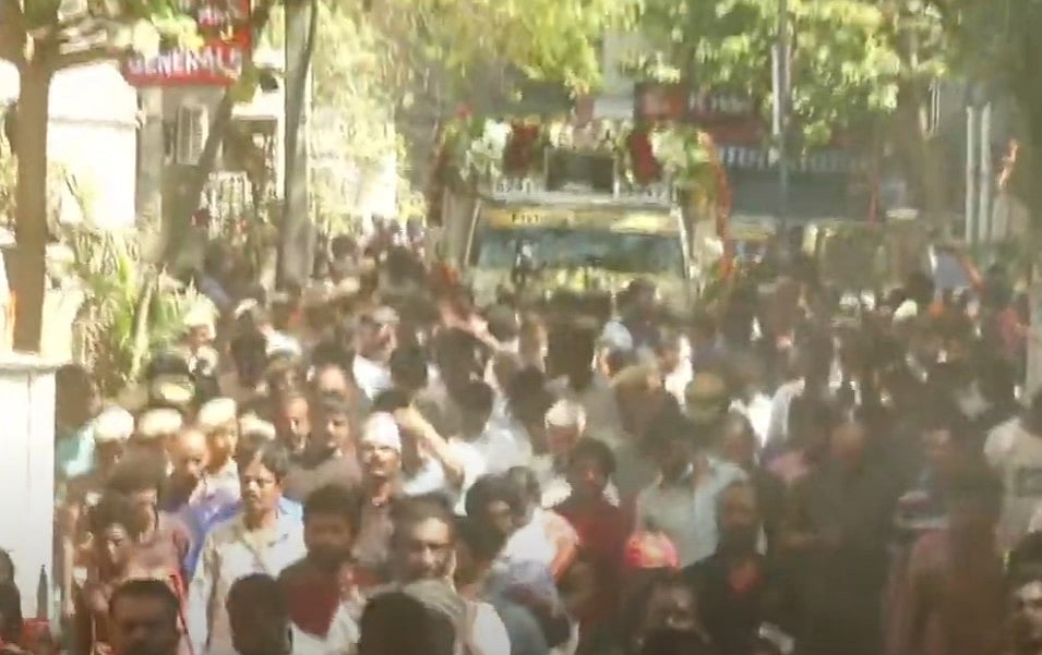 “இருந்தாலும் மறைந்தாலும் பேர் சொல்ல வேண்டும்..” - மக்கள் வெள்ளத்தில் நடிகர் மயில்சாமியின் இறுதி ஊர்வலம்!