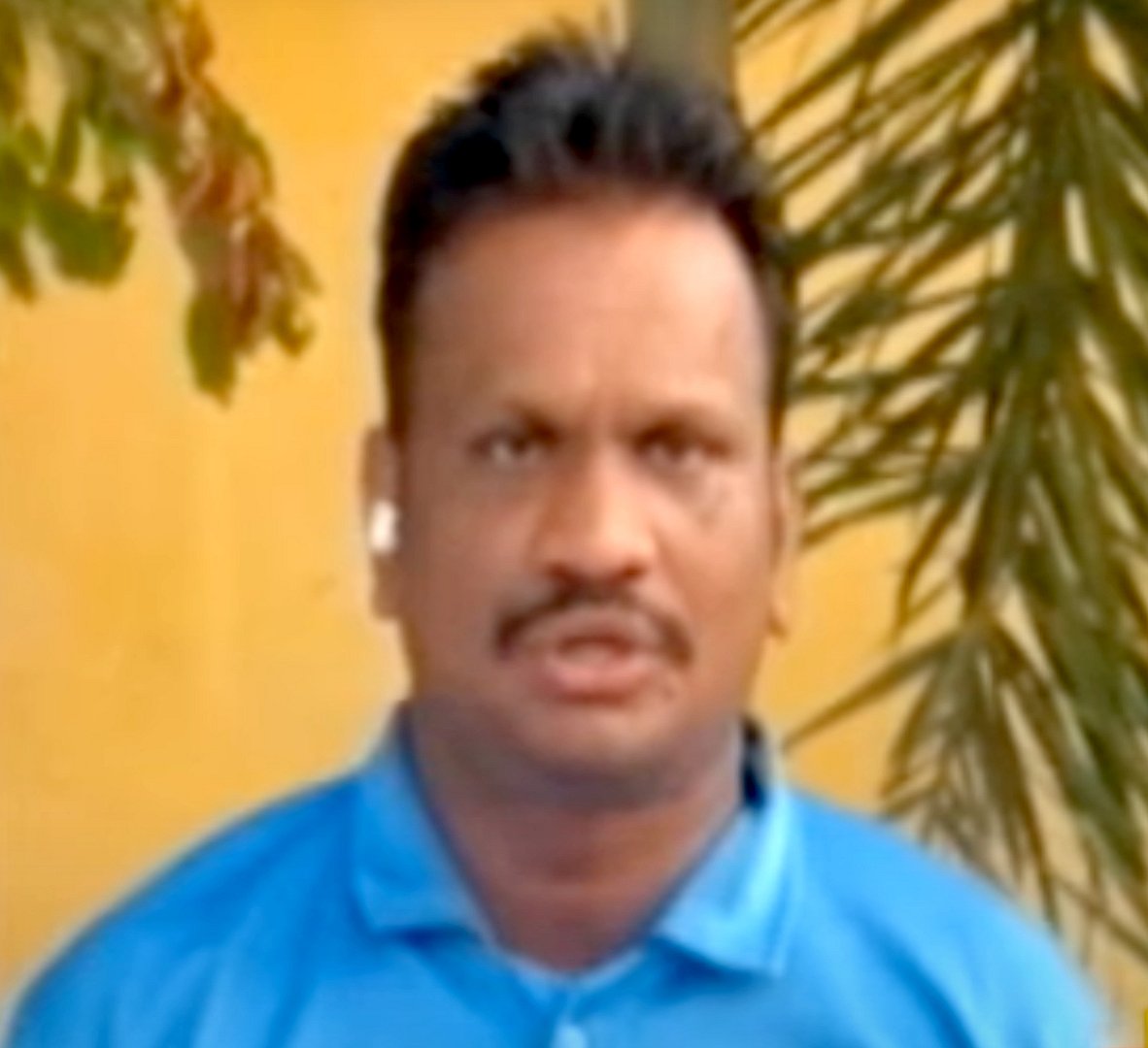 அமைச்சர் ரோஜா செருப்பை கையில் எடுத்து வந்த ஊழியர்.. பரவிய வீடியோவுக்கு ஊழியர் கொடுத்த விளக்கம் என்ன ?