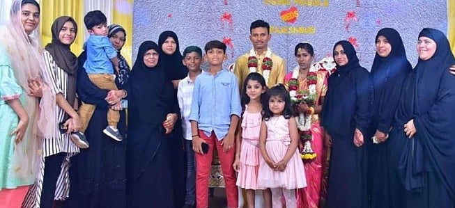 மகளுக்கு இந்து முறைப்படி திருமணம் செய்து வைத்த இஸ்லாமிய தம்பதி.. இணையத்தில் வைரலாகும் படம்!