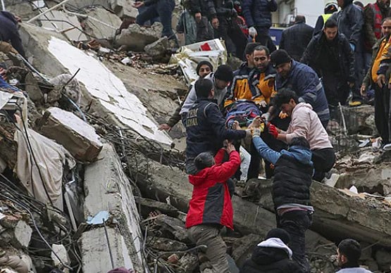 36 மணி நேரம்.. கட்டிட இடிபாடுகளில் சிக்கிய தம்பியை பாதுகாத்த 7 வயது சிறுமி: இதயத்தை உருக்கும் நிகழ்வு!