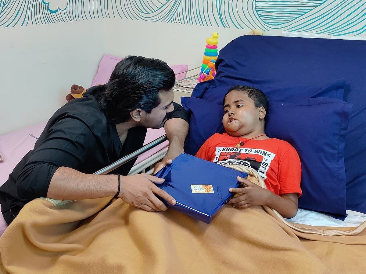 வாழ்வின் இறுதி நேரத்தில் இருக்கும் சிறுவன்.. நேரில் சென்று ராம் சரண் செய்த செயல்.. குவியும் பாராட்டுகள்!