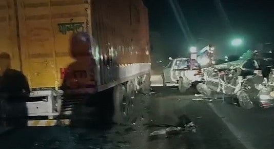 நள்ளிரவில் நடந்த கோர விபத்து.. கண்டெய்னர் லாரி மீது மோதி அப்பளம் போல் நொறுங்கிய கார்: 5 பேர் பலி!