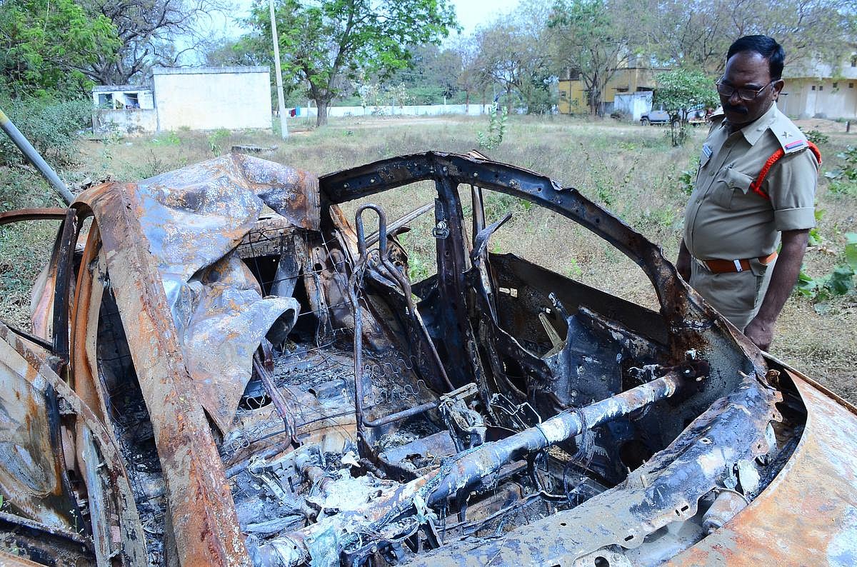 இன்சூரன்ஸ் பணத்துக்காக தன்னை போலவே உள்ள நபரை கொலை செய்த அரசு ஊழியர்.. தெலுங்கானாவில் அதிர்ச்சி ! 