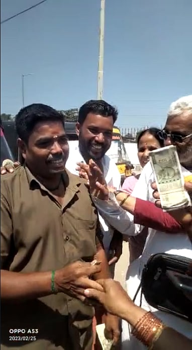 அந்த மனசு இருக்கே.. வட இந்திய பயணி தவறவிட்ட பணம், ATM கார்டுகளை ஒப்படைத்த ஆட்டோ டிரைவர்: குவியும் பாராடு!