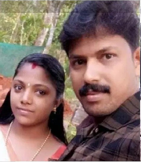பிரசவ வலியால் துடிதுடித்த நிறைமாத கர்ப்பிணி.. திடீரென பற்றி எரிந்த கார்.. கேரள தம்பதிக்கு நேர்ந்த சோகம் !