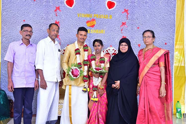 மகளுக்கு இந்து முறைப்படி திருமணம் செய்து வைத்த இஸ்லாமிய தம்பதி.. இணையத்தில் வைரலாகும் படம்!