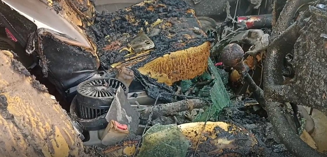 திடீரென பற்றி எரிந்த கார்.. கதவு திறக்க முடியாமல் சிக்கிய தம்பதி: நூலிழையில் உயிரை காப்பாற்றிய பொதுமக்கள்