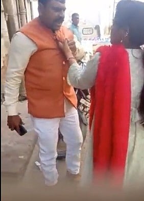 பா.ஜ.க தலைவரை நடுரோட்டில் வைத்துத் தாக்கிய பெண்கள்.. காரணம் என்ன? :  வைரலாகும் வீடியோ!