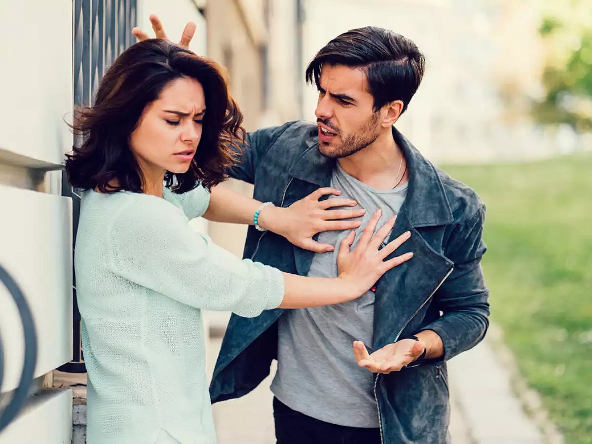 காதல் கொண்டவரிடம் possessiveness காட்டுவது சரியா ? உடைமை மனநிலைக்கும் இதற்கும் ஒற்றுமை என்ன ?