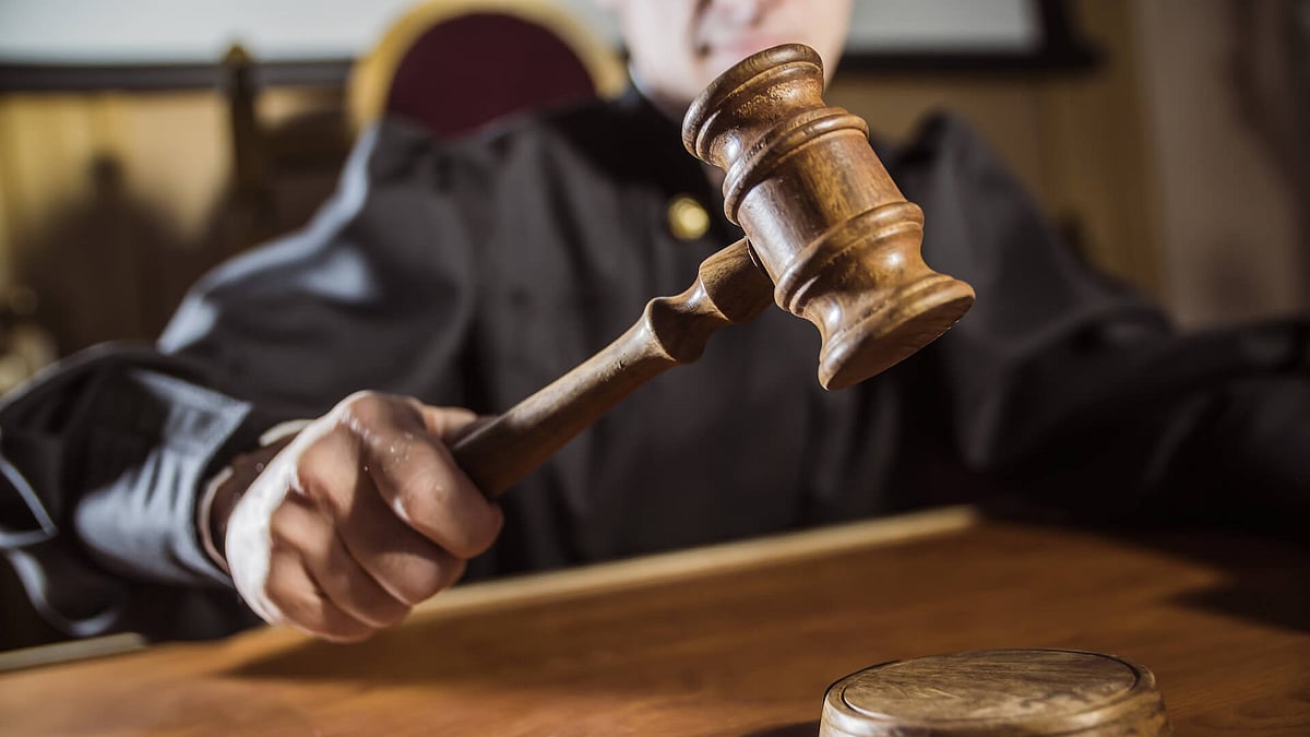 “12-ம் வகுப்பு மாணவி எப்படி மைனர்..?” - போக்ஸோ வழக்கில் போலிஸாரிடம் டெல்லி நீதிபதி கேள்வி !