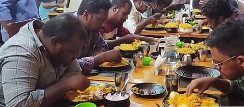 யார் சாமி இவன்.. ஒரே மூச்சாக 2.5 கிலோ பிரியாணி சாப்பிட்ட வாலிபர்: உணவு பிரியர்கள் ஆச்சரியம்!