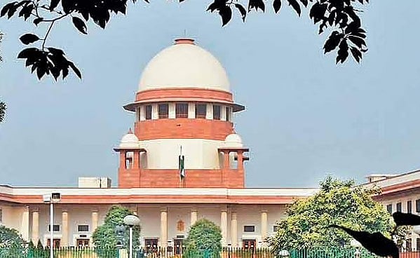 8 கிரவுண்ட் நிலம் அபகரிப்பு.. நோட்டீஸ் அனுப்பிய உச்சநீதிமன்றம்: சிக்கிய முன்னாள் அமைச்சர் ஜெயக்குமார்!