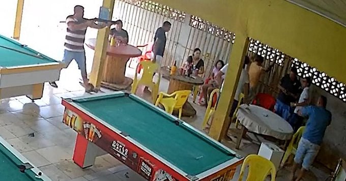 கிண்டலாக சிரித்தவர்கள் மீது துப்பாக்கிச் சூடு; 7 பேர் பலி: சைக்கோ நண்பர்களால் கதி கலங்கிய பிரேசில்! Video