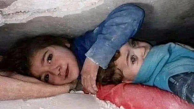 36 மணி நேரம்.. கட்டிட இடிபாடுகளில் சிக்கிய தம்பியை பாதுகாத்த 7 வயது சிறுமி: இதயத்தை உருக்கும் நிகழ்வு!