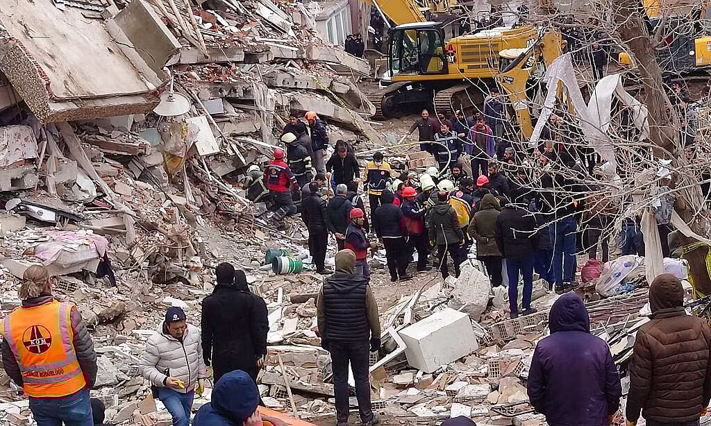 துருக்கி நிலநடுக்கம் : இடிபாடுகளுக்கு நடுவில் பிறந்த அதிசய ஆண் குழந்தை.. வீடியோ வைரல் !