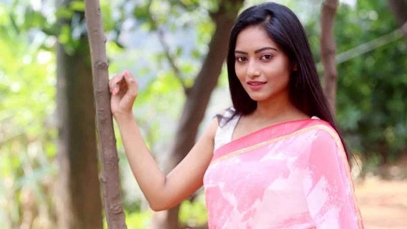 தீ விபத்தில் சிக்கிய 27 வயது இளம் நடிகை.. படப்பிடிப்பு தளத்தில் நடந்த விபரீதம்: ரசிகர்கள் அதிர்ச்சி!