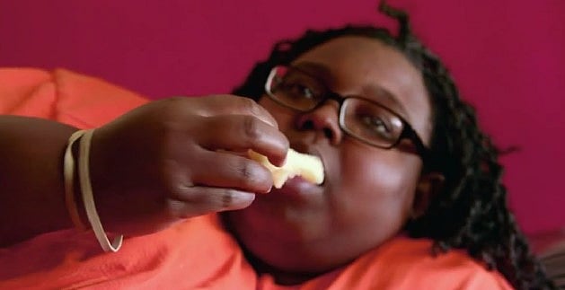 இப்படியும் சிலர்.. 20 ஆண்டுகளாக பஞ்சு மெத்தையை சாப்பிட்டு உயிர் வாழும் இளம் பெண்! 