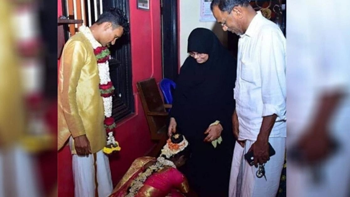 மகளுக்கு இந்து முறைப்படி திருமணம் செய்து வைத்த இஸ்லாமிய தம்பதி.. இணையத்தில் வைரலாகும் படம்!