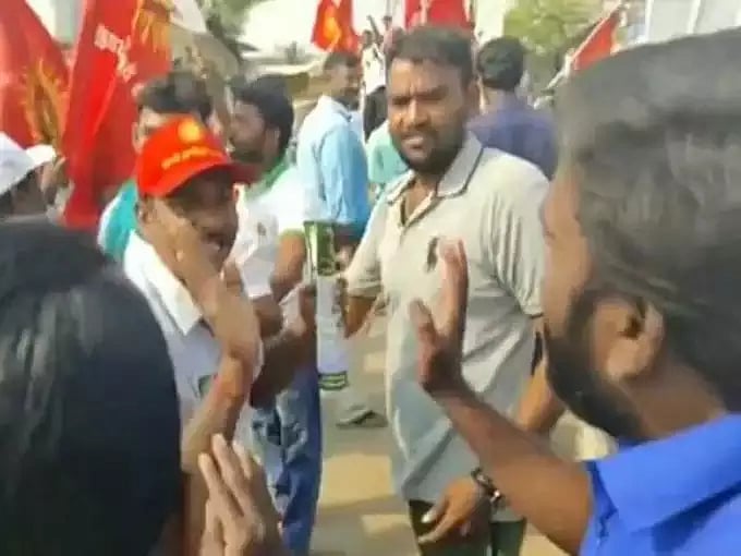 “வந்தேறிகள்..” - குறிப்பிட்ட சமூகத்தை தாக்கி பேசிய சீமான்.. நாம் தமிழர் கட்சியினரை விரட்டி அடித்த மக்கள்!