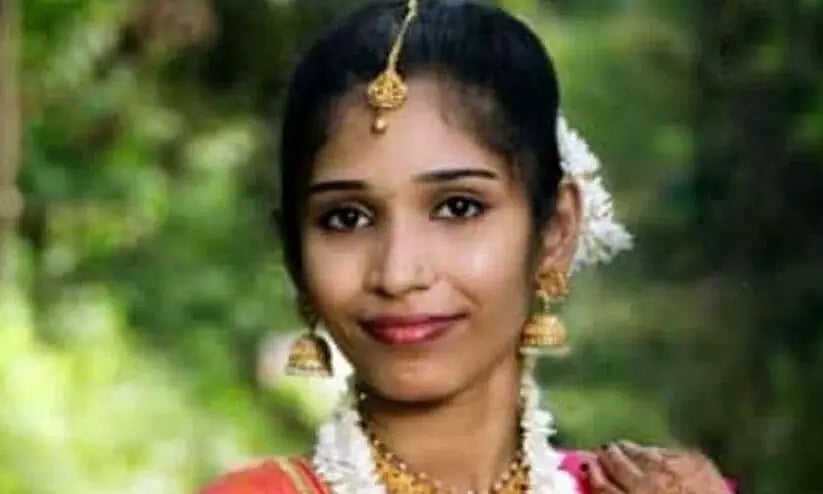 கிரைண்டரில் சிக்கிய துப்பட்டா.. பிறந்தநாளில் கேரள இளம்பெண்ணுக்கு நேர்ந்த சோகம் !