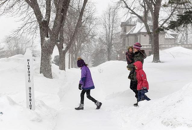 அமெரிக்காவை தாக்கிய பனிப்புயல்.. முற்றிலும் முடங்கிய 5 மாகாணங்கள்.. பருவநிலை மாற்றத்தின் அடுத்த சோகம் !