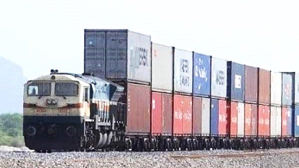 ரயில் என்ஜின்,தண்டவாளத்தை தொடர்ந்து காணாமல் போன ஓடிக்கொண்டிருந்த சரக்கு ரயில் - மராட்டியத்தில் அதிர்ச்சி!