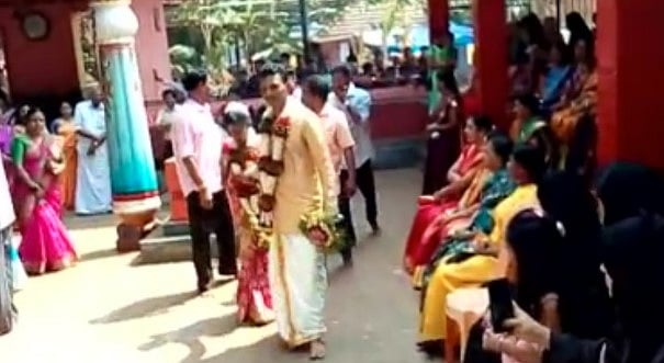 மகளுக்கு இந்து முறைப்படி திருமணம் செய்து வைத்த இஸ்லாமிய தம்பதி.. இணையத்தில் வைரலாகும் படம்!