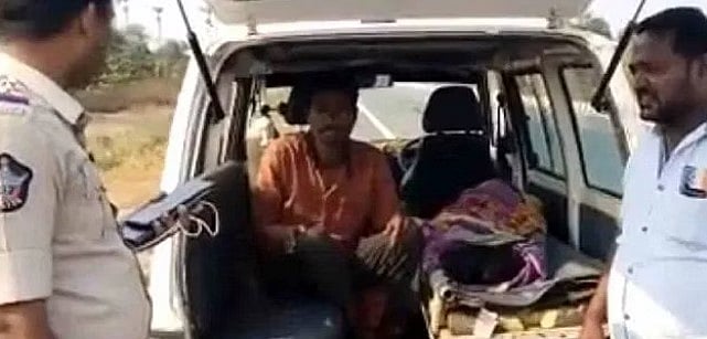 115 கி.மீ..  மனைவியின் உடலை தோளில் தூக்கிக் கொண்டு சாலையில் நடந்த கணவன்: தெலங்கானா போலிஸார் செய்த உதவி!