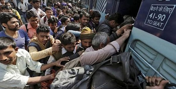 Ticket இல்லாமல் பயணம் செய்த வட மாநிலத்தவர்: 112 பேரை நடு வழியில் இறக்கிவிட்ட அதிகாரிகள் -சேலம் அருகே பரபர