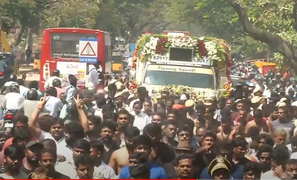 “இருந்தாலும் மறைந்தாலும் பேர் சொல்ல வேண்டும்..” - மக்கள் வெள்ளத்தில் நடிகர் மயில்சாமியின் இறுதி ஊர்வலம்!