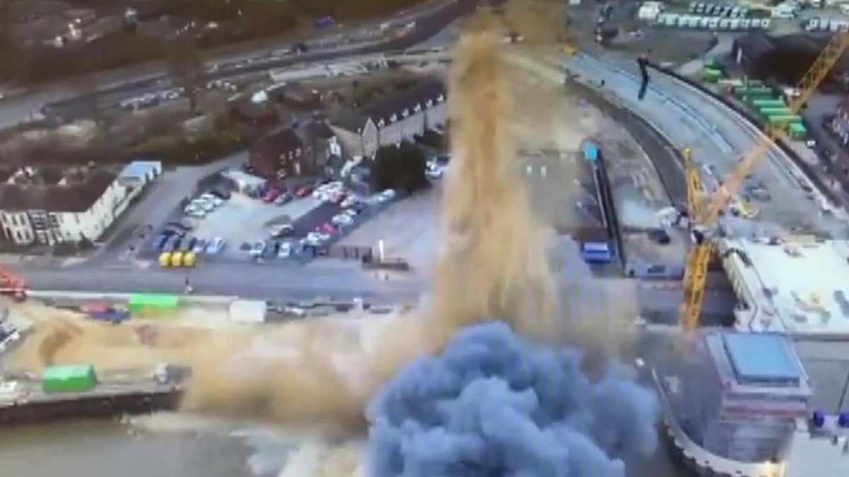 இங்கிலாந்தின் முக்கிய நகரில் வெடித்து சிதறிய வெடிகுண்டு.. பாதிப்புகளை கணக்கெடுக்கும் பணி தீவிரம் !