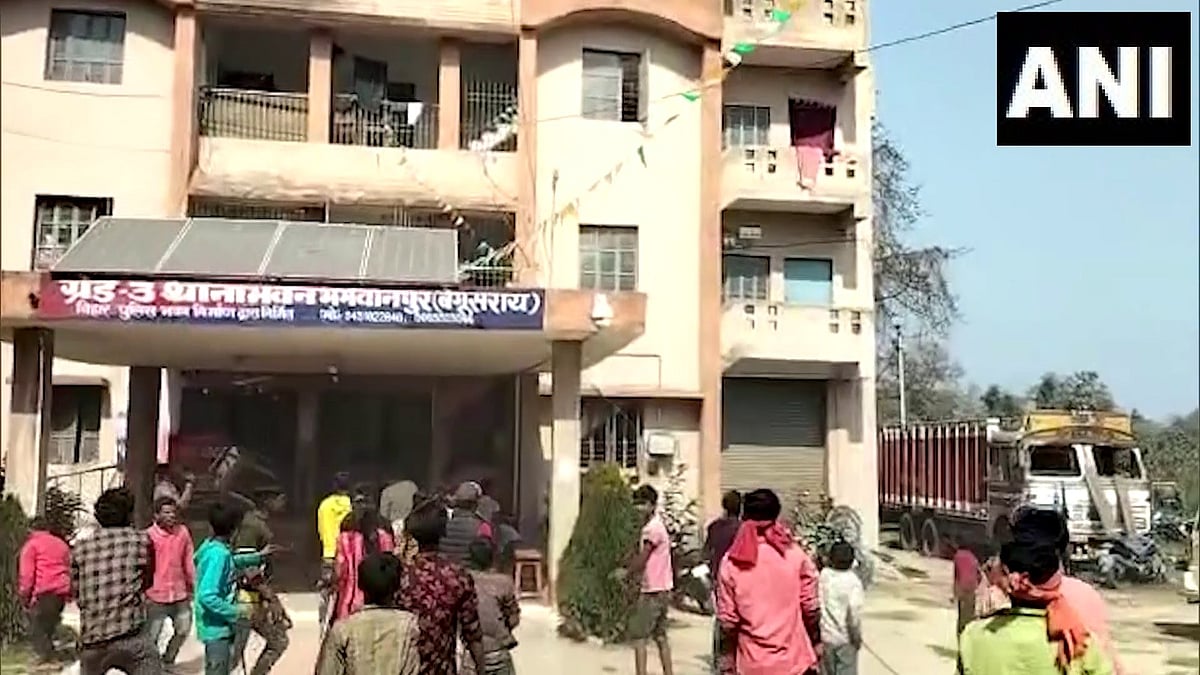 துப்பாக்கியால் இளைஞர் சுட்டு கொலை.. காவல் நிலையத்தை சூறையாடிய கிராம மக்கள்.. பீகாரில் அதிர்வலை !