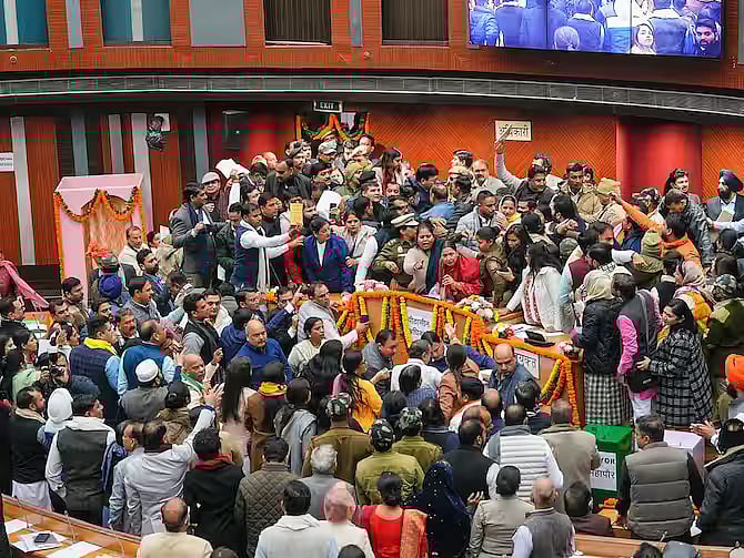 பாஜக உறுப்பினர்கள் என்னை கொலைசெய்யப்பார்த்தார்கள் -டெல்லி ஆம் ஆத்மி மேயர் பரபரப்பு குற்றச்சாட்டு !