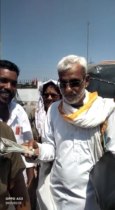 அந்த மனசு இருக்கே.. வட இந்திய பயணி தவறவிட்ட பணம், ATM கார்டுகளை ஒப்படைத்த ஆட்டோ டிரைவர்: குவியும் பாராடு!