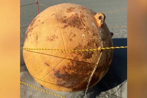 கடற்கரையோரம் ஒதுங்கிய பெரிய இரும்பு உருண்டை.. வெடிகுண்டா என பொதுமக்கள் பீதி.. ஜப்பானின் பரபரப்பு !