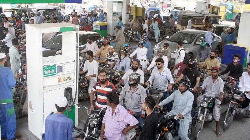 தலைவிரித்தாடும் பெட்ரோல் தட்டுப்பாடு.. குறையும் கையிருப்பு.. 3 வாரத்தில் திவாலாகிறதா பாகிஸ்தான் ?