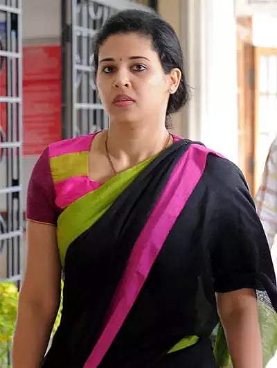 “வெளியான அந்தரங்க புகைப்படங்கள்..” - சமூக வலைதளங்களில் நடக்கும் பெண் IPS-IAS அதிகாரிகளின் சண்டை -பின்னணி?