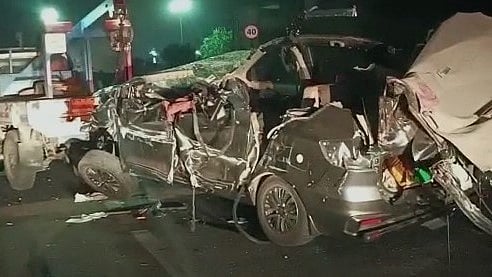 நள்ளிரவில் நடந்த கோர விபத்து.. கண்டெய்னர் லாரி மீது மோதி அப்பளம் போல் நொறுங்கிய கார்: 5 பேர் பலி!