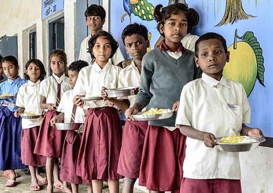 மாணவர்களுக்கு வழங்கிய கோழிக் கறியை சாப்பிட்ட ஆசிரியர்கள்: வகுப்பறையில் வைத்துப் பூட்டிய பெற்றோர்!