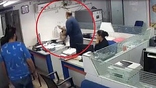 வங்கியில் புகுந்து ஊழியர் கன்னத்தில் பளாரென அடித்த வாடிக்கையாளர்: இணையத்தில் வைரலாகும் அதிர்ச்சி வீடியோ!