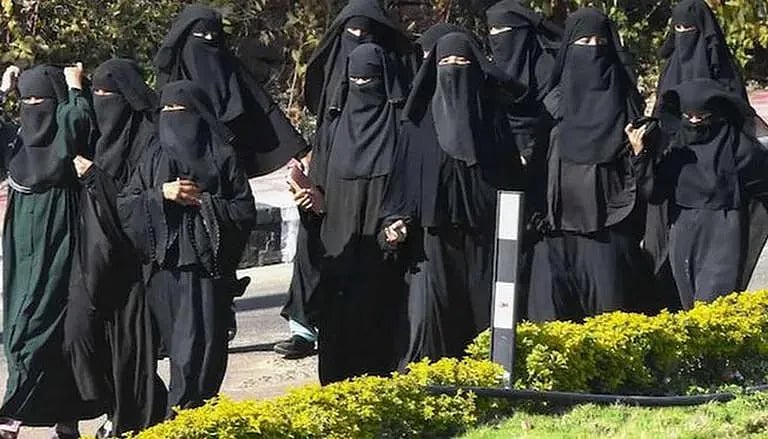 ஒன்றன் பின் ஒன்றாக சுருண்டு விழுந்த சிறுமிகள்.. ஈரானில் பள்ளி செல்வதை தடுக்க விஷத்தை பரப்பிய கொடூரர்கள் !