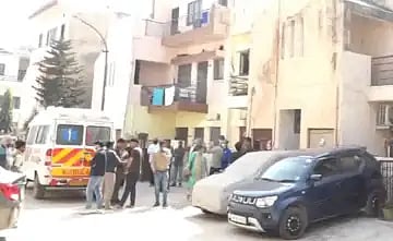 கொரோனாவுக்கு பயந்து 3 ஆண்டுகள் மகனுடன் வீட்டில் முடங்கிய பெண்.. வெளியே சென்ற கணவருக்கும் அனுமதி மறுப்பு !