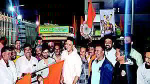 என்னடா இப்படி இறங்கிட்டீங்க.. திருமணத்திற்குப் பெண் வேண்டி 105 கி.மீ பாதயாத்திரை தொடங்கிய 90S கிட்ஸ்கள்!